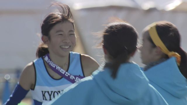 優勝のフィニッシュテープを切った京山中の石原選手