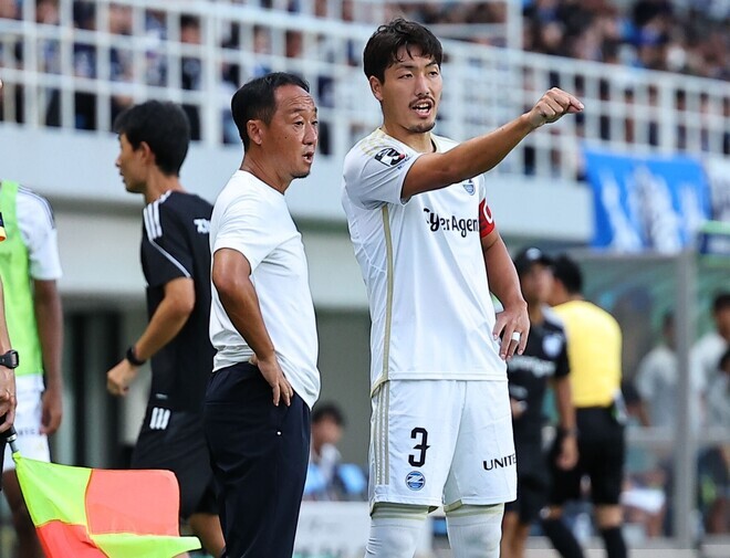 町田を３位に導いた黒田監督と主将の昌子源。写真：梅月智史（サッカーダイジェスト写真部）