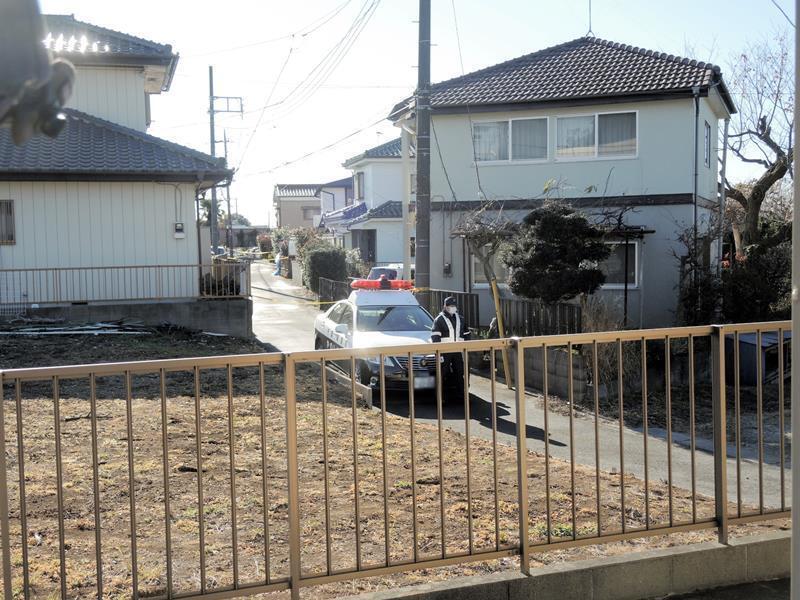 規制線が張られた殺害事件現場周辺では千葉県警による捜査が続いた＝19日、柏市高柳