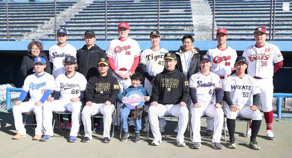 ＜プロ野球静岡県人会野球教室＞野球教室に参加し、父・勇気さん（後列右から3人目）、母・梓さん（後列左端）、弟の陽さん（前列中央）らと記念写真に納まる佐野（後列左から5人目）（撮影・長嶋　久樹）