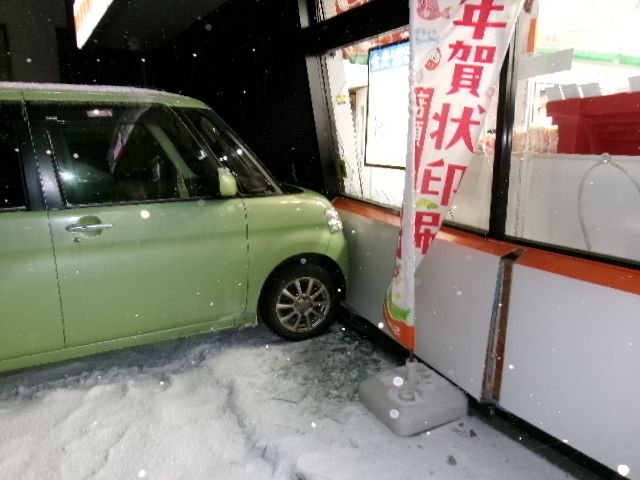 コンビニに突っ込んだ軽乗用車（小樽市　提供：北海道警）