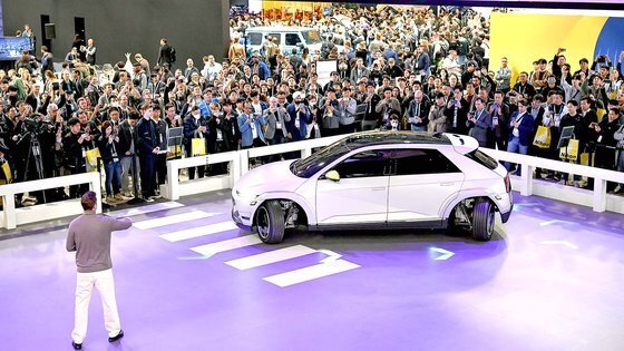 現代モービスが１月９日、世界最大の家電・ＩＴ見本市のＣＥＳ２０２４で次世代電気自動車駆動技術を搭載した実証車両「モビオン」を公開した。［写真　現代モービス］