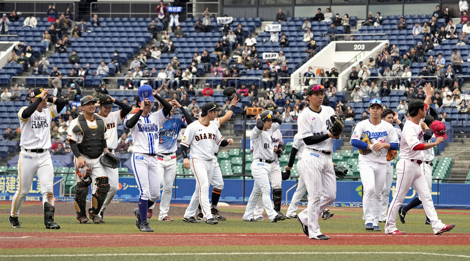 12球団合同トライアウトを終えた参加選手たち＝11月14日、ZOZOマリン