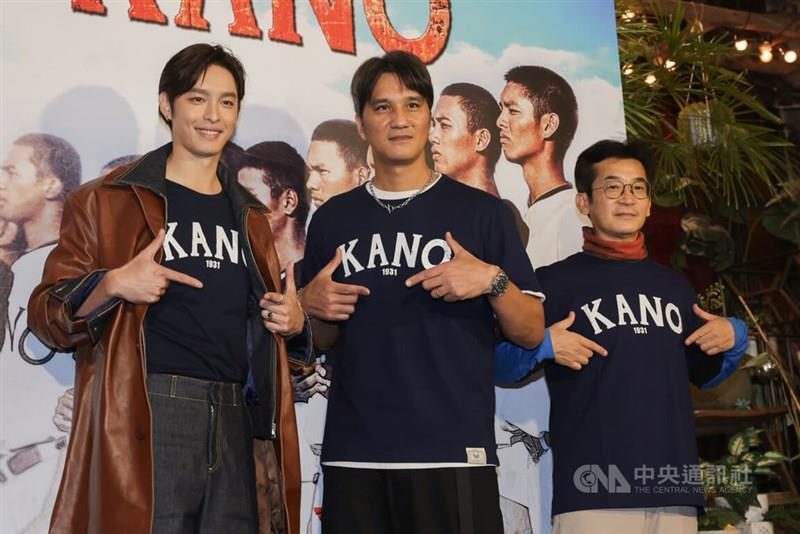 13日の記者会見でポーズを決める（左から）台湾映画「KANO」主演のツァオ・ヨウニン、マー・ジーシアン監督、プロデューサーのウェイ・ダーションさん