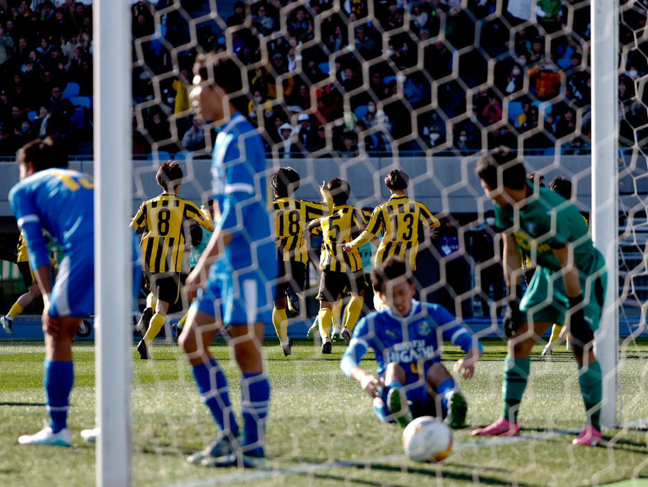 ラストプレーで劇的ゴール(写真協力『高校サッカー年鑑』)(HIGH SCHOOL SOCCER YEARBOOK)