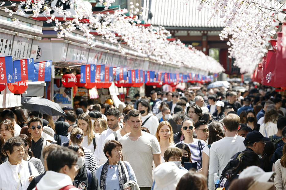 外国人観光客らでにぎわう東京・浅草の仲見世通り＝4月