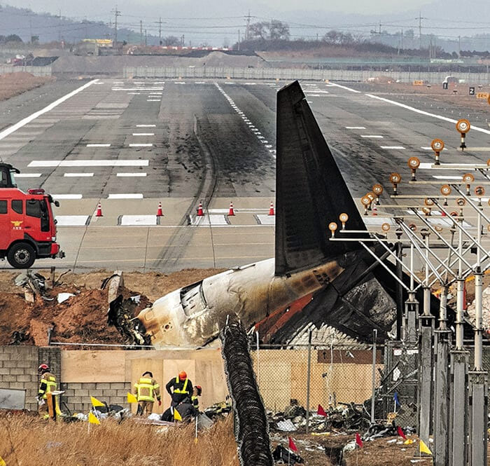 (写真：朝鮮日報日本語版) ▲「済州航空着陸事故」が起こった全羅南道務安郡の務安国際空港滑走路。滑走路上には前日事故機が胴体着陸を行った際の黒い「スキッドマーク」（急ブレーキ時に道路に残る跡）が鮮明に見える。30日撮影。／チャン・リョンソン記者