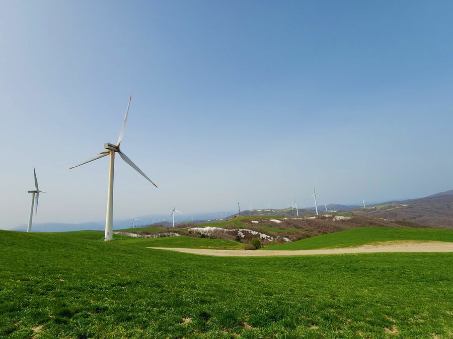 『ドクタースランプ』ロケ地、大関嶺三養ラウンドヒルには大型扇風機のような風力発電機が設置されている