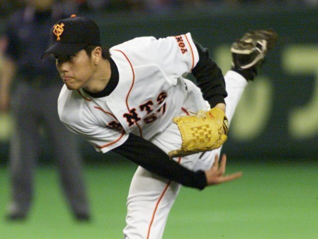 プロ2年目、2001年3月の條辺剛（当時19歳）。巨人の投手では桑田真澄以来となる「10代での開幕一軍」に抜擢された photograph by JIJI PRESS