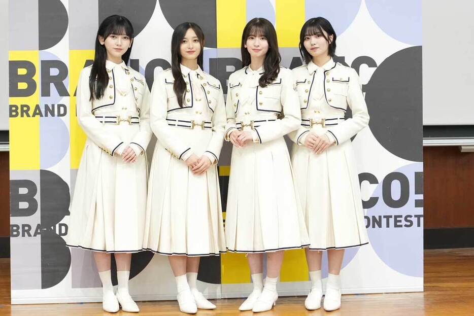 サプライズ登場した乃木坂46の池田瑛紗、井上和、菅原咲月、中西アルノ（左から）【写真：荒川祐史】