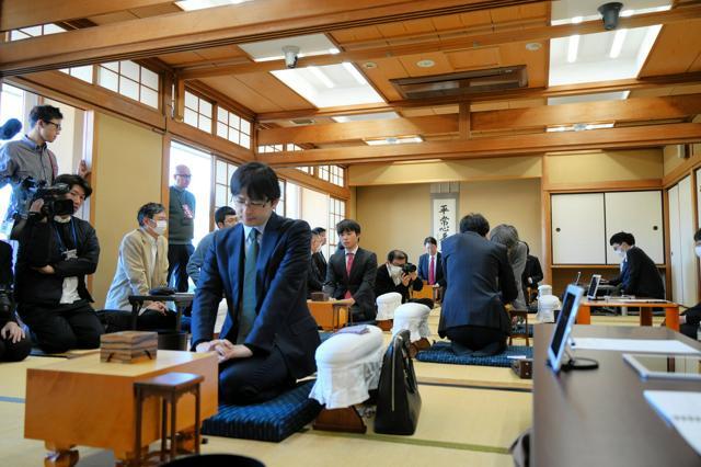 現将棋会館での最後の対局に臨む棋士たち=2024年12月23日午前9時57分、東京都渋谷区の将棋会館、北野新太撮影