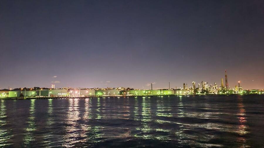 横浜の工場夜景を見ながらの夜釣り