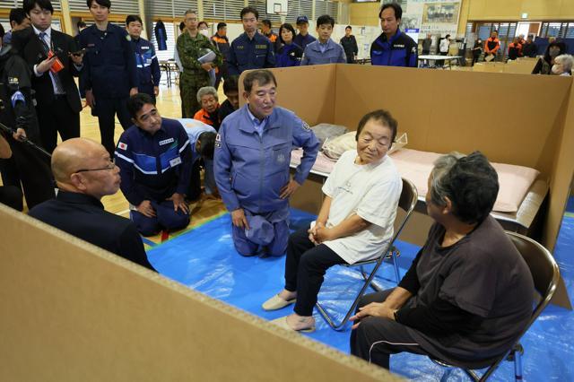 避難所を視察する石破茂首相（中央）=2024年10月5日午後4時52分、石川県珠洲市、代表撮影