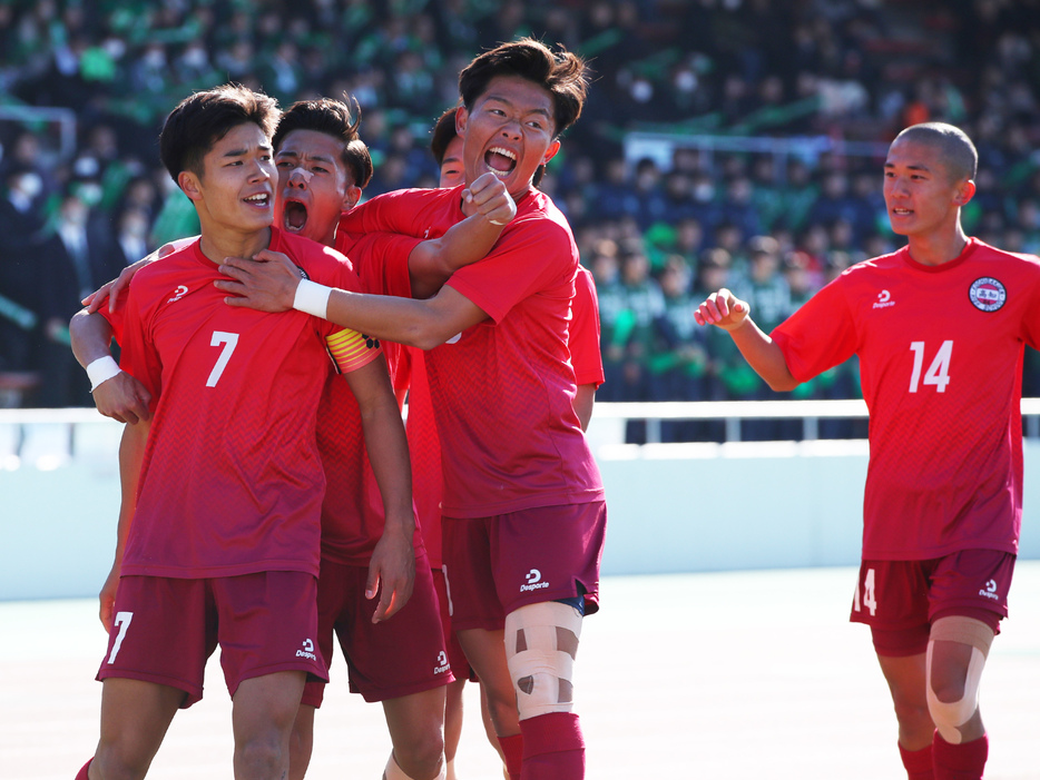 高知高(高知)のキャプテンを務めるMF市原大羅(3年=7番)(写真協力『高校サッカー年鑑』)(HIGH SCHOOL SOCCER YEARBOOK)