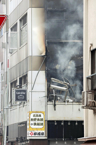 爆発事故が起きた現場ビル（昨年７月３日、東京都港区で）＝高橋美帆撮影