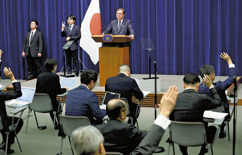 臨時国会が閉会し、記者会見をする石破首相（奥中央）（２４日夕、首相官邸で）＝川口正峰撮影