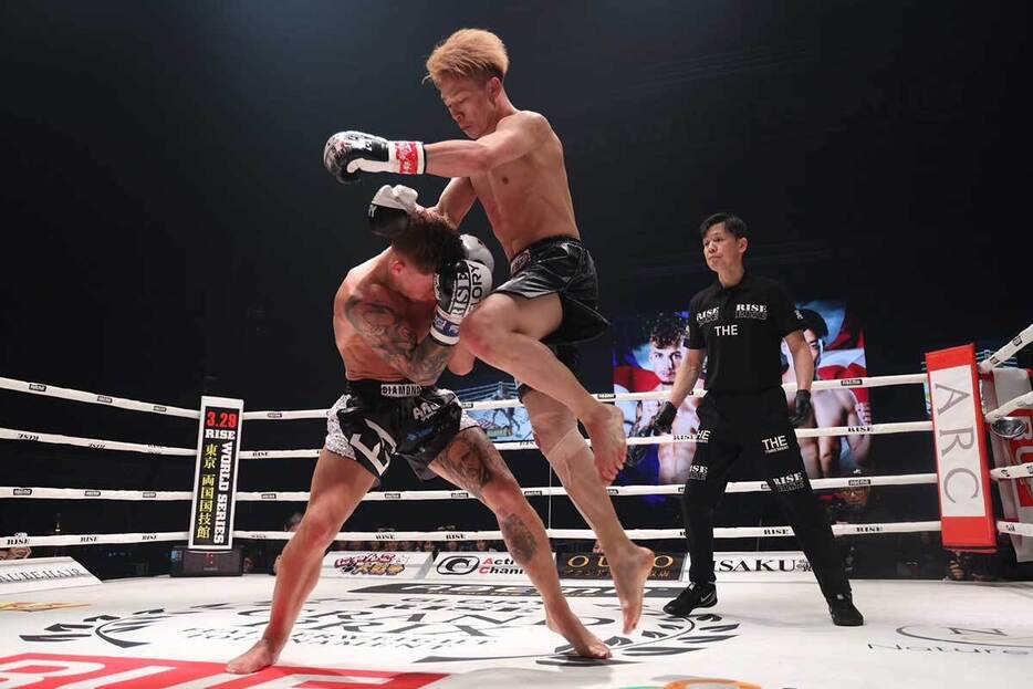 ヤン・カッファ（左）に3R・KO勝利を収めた麻火佑太郎【写真：山口比佐夫】