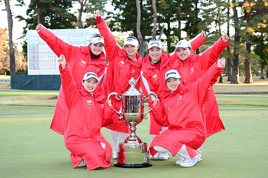 優勝トロフィーを囲んでポーズを決めた6人【写真：Getty Images】