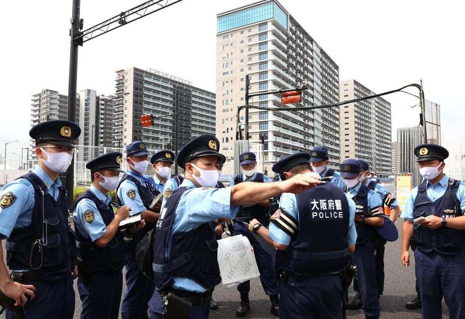 選手村の周辺で警戒に当たる警察官ら