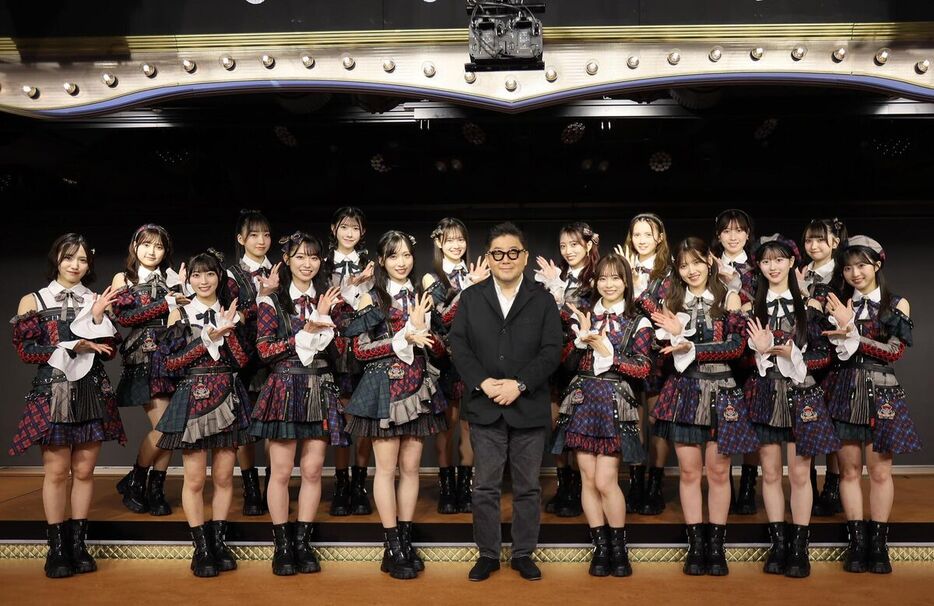 新劇場をお披露目したAKB４８と、イベントに駆け付けた秋元康氏（前列中央）