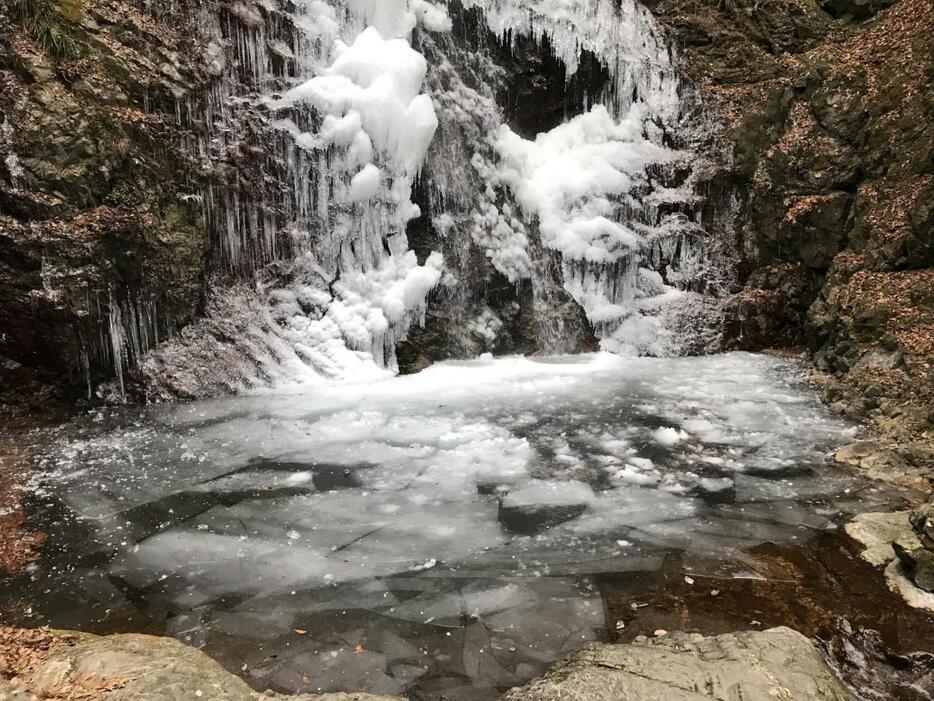 氷瀑した滝（写真提供＝檜原村観光協会）