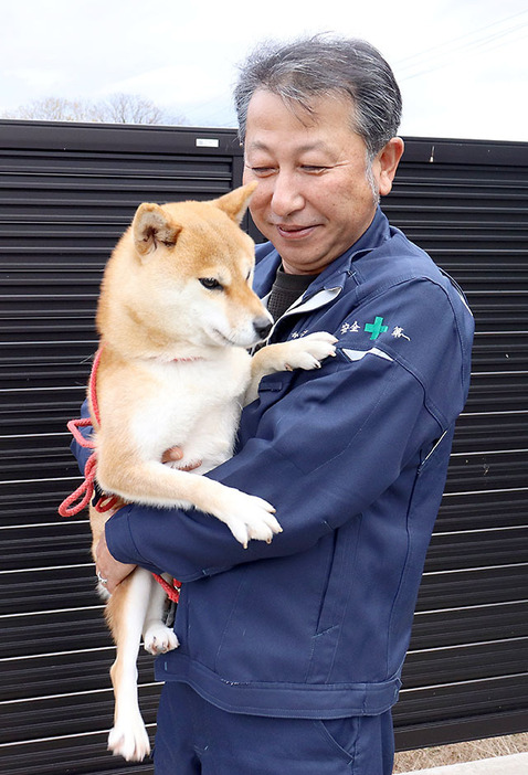 堀越誠司さんと誠和ノ伊織号＝長井市平山