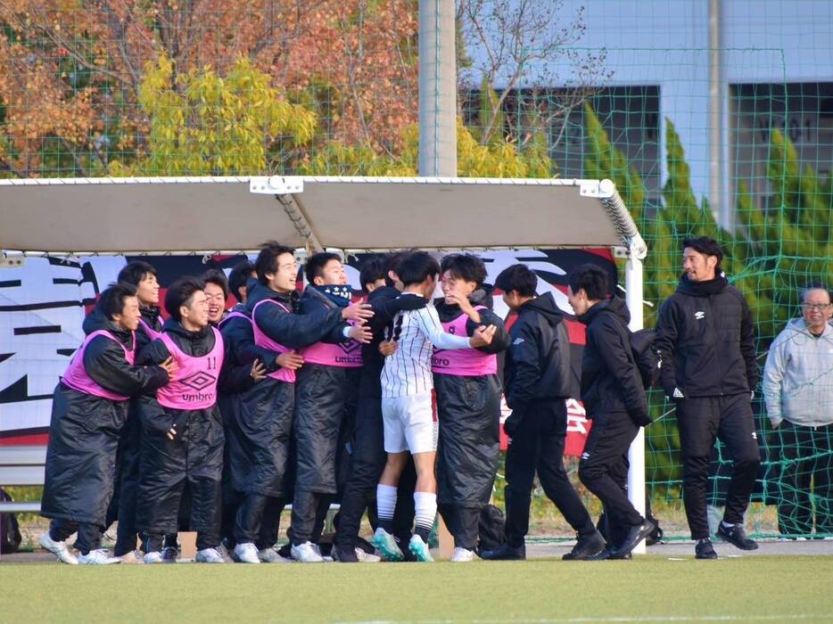 三田学園MF21佐伯太壱(2年)が直接FKを沈め先制ゴール