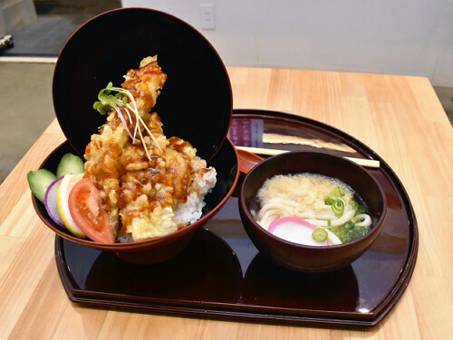 見た目も楽しい「太刀魚一本揚げ天丼」と小うどんのセット