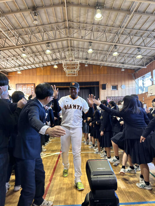 生徒とハイタッチをする巨人オコエ（撮影・上田悠太）