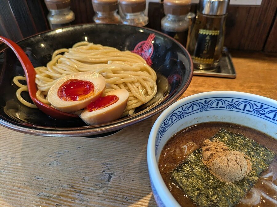 『つけ麺』930円とトッピングの『味玉』150円※撮影／編集部