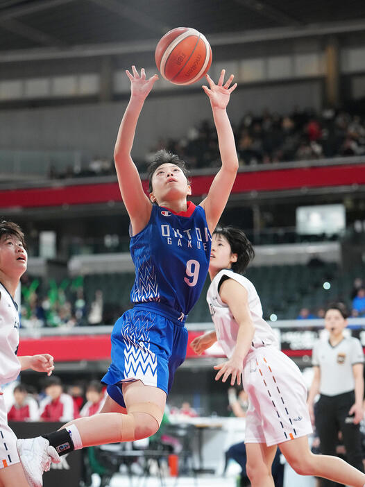 日本航空対鵬学園　シュートを放つ鵬学園・山本（撮影・足立雅史）