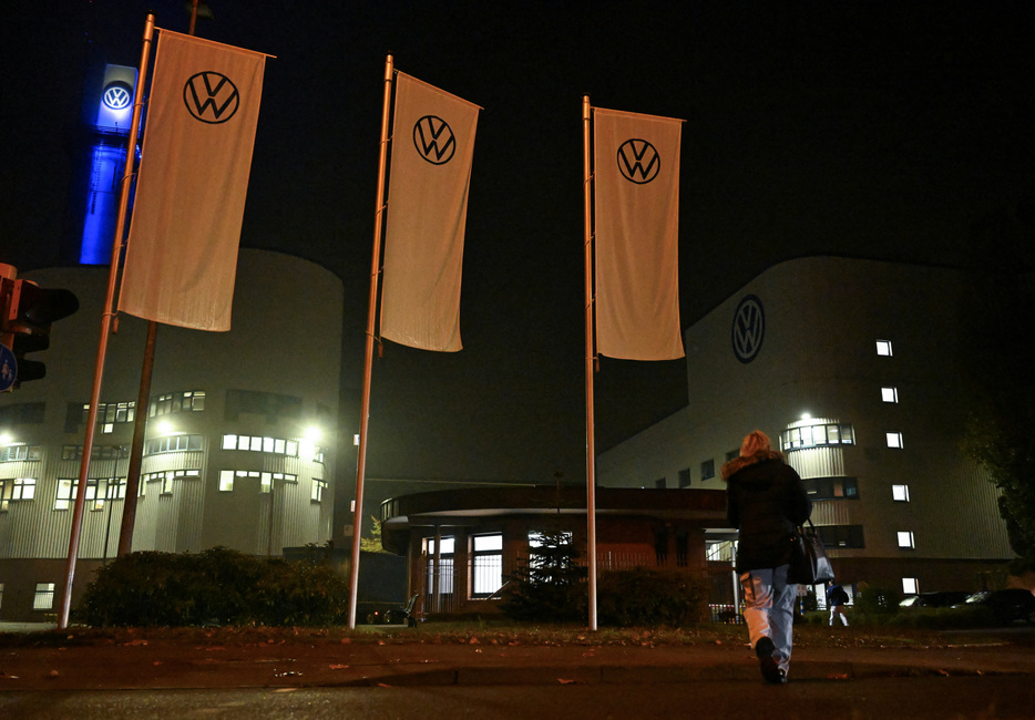 ドイツ自動車大手フォルクスワーゲン（ＶＷ）の持ち株会社であるポルシェＳＥは１３日、保有するＶＷ株について、最大２００億ユーロ（２１０億ドル）の減損損失を計上する可能性があると警告した。写真はオスナブリュックで１０月撮影(２０２４年　ロイター／Teresa Kroeger）