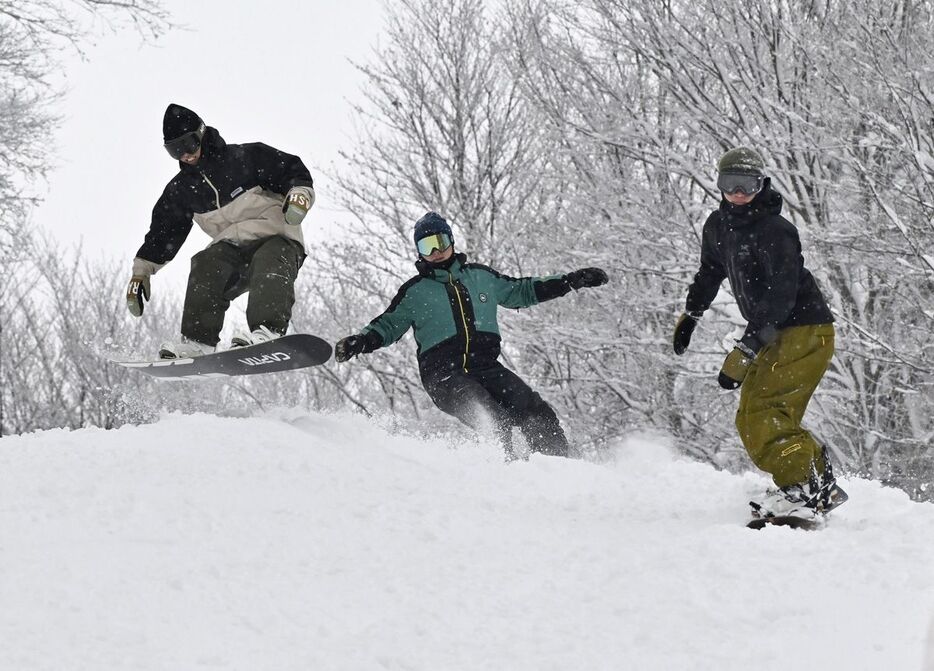 久しぶりに雪の感触を楽しむスノーボーダー＝1日午前、青森市の八甲田国際スキー場