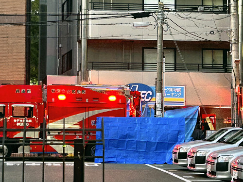 事故があった立体駐車場（２７日午後、神戸市中央区で）