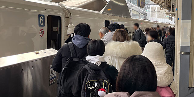 2023年12月28日の東京駅・東海道新幹線ホームの様子