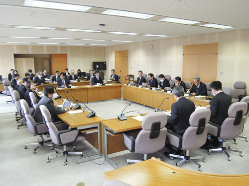 【条例改正の方針について説明を受ける代表者会議＝県議会議事堂で】