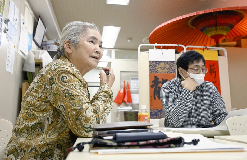 生徒と一緒に中国語を学ぶ任房代さん（左）（11月16日、名古屋市中区で）＝尾賀聡撮影