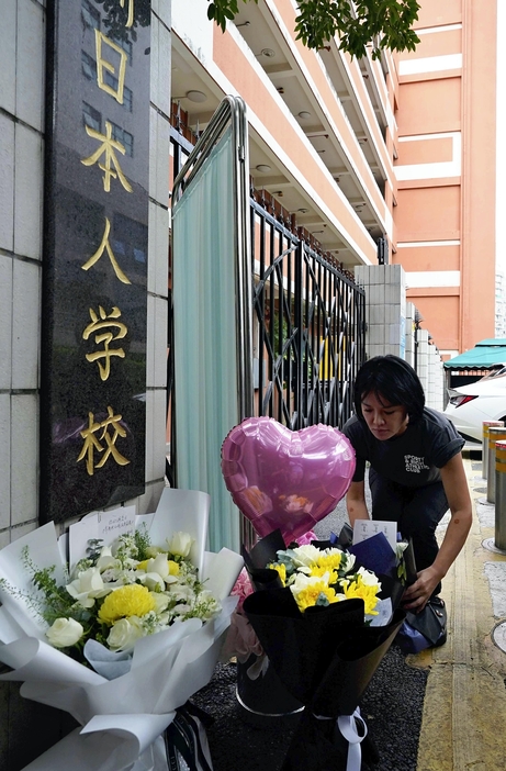 中国人らが次々に献花に訪れた深セン日本人学校（9月20日、中国・深センで）＝大原一郎撮影