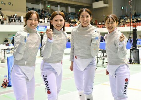 フェンシングの全日本選手権の女子団体サーブルで優勝したサガフェンシングの選手たち＝滋賀県のウカルちゃんアリーナ