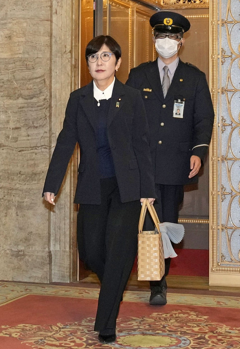 衆院政治倫理審査会に向かう自民党の稲田朋美氏（手前）＝17日午前、国会