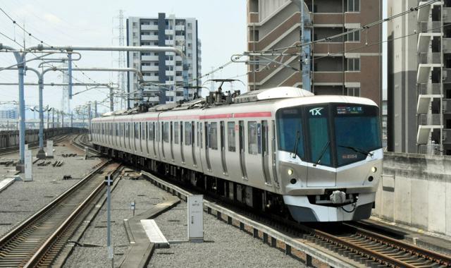 つくばエクスプレス=2023年7月3日午前11時19分、埼玉県八潮市、原田悠自撮影