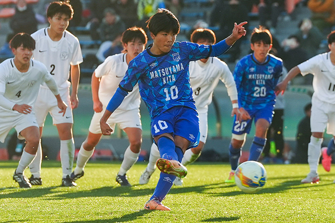 龍谷富山戦でPKを決めた森。写真：早草紀子