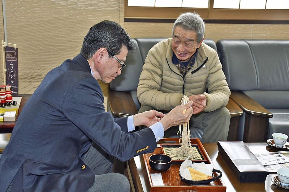 年越し牡丹そばセットを試食する髙樋市長（左）と福士会長