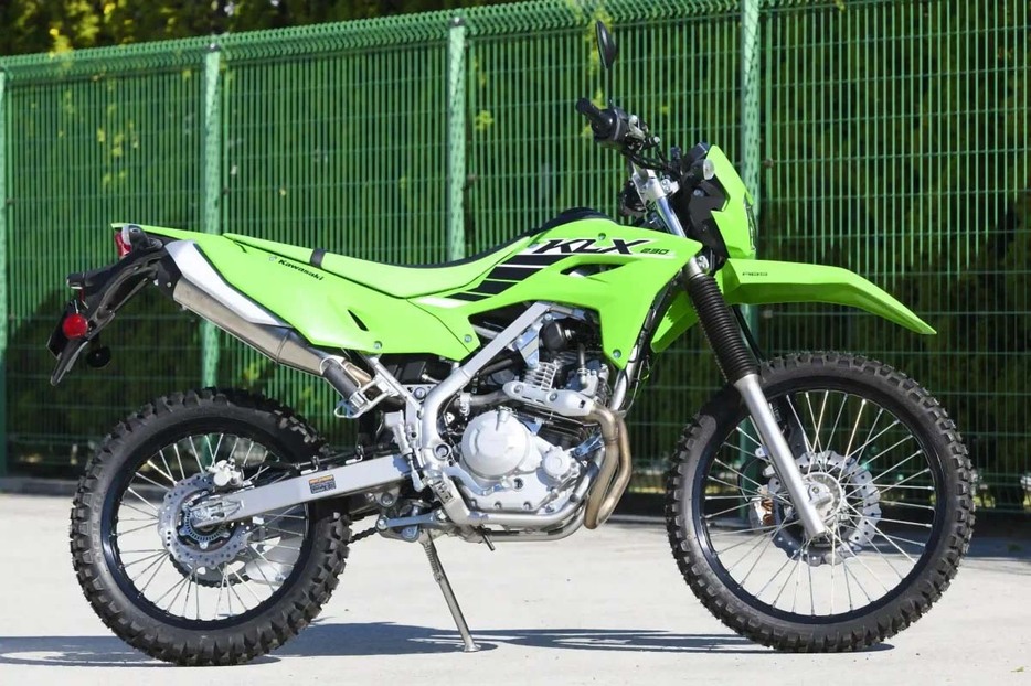 KLX230S（2025）発売済みのKLX230Sをもとに、2種類のバリエーションが登場予定だ。