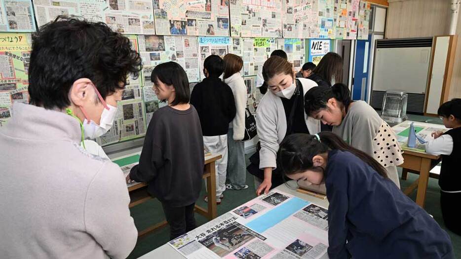 新聞記事を読み込んで感想や見出しを考える子どもたち＝山県市伊佐美、桜尾小学校