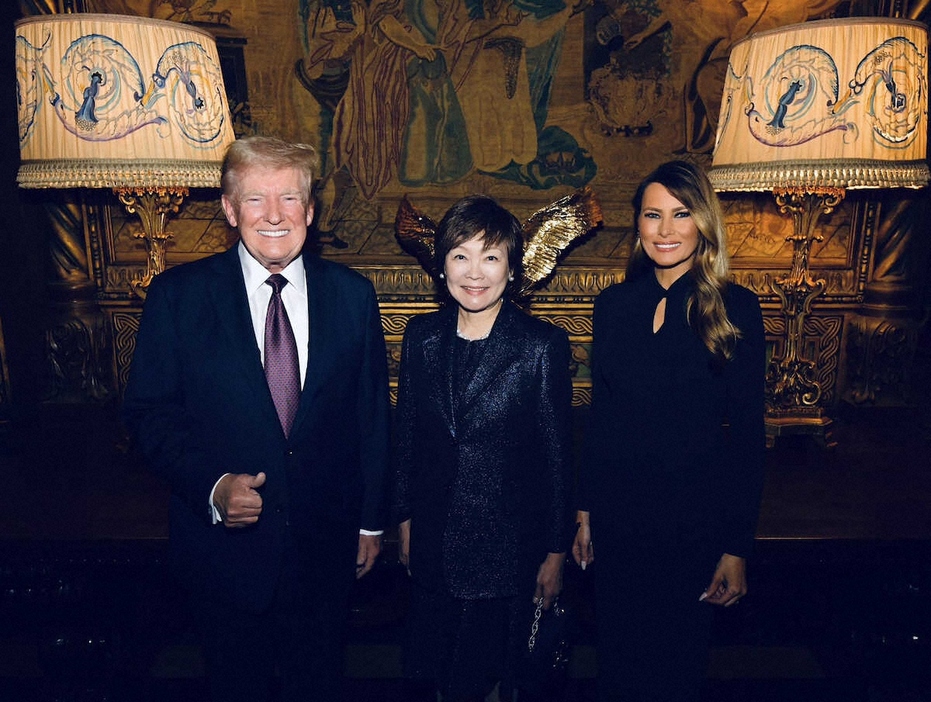 トランプ次期米大統領（左）、妻メラニアさん（右）と面会した安倍昭恵さん（メラニアさんのXから）