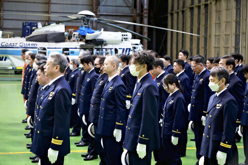 追悼式で黙とうする海上保安庁羽田航空基地の職員ら（２３日午前、東京都大田区で）＝富永健太郎撮影