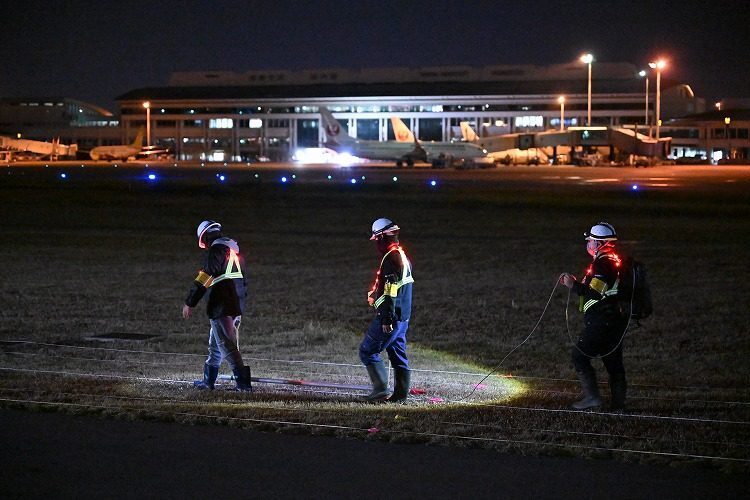 那覇空港の滑走路で実施された不発弾磁気探査＝18日午前0時10分ごろ