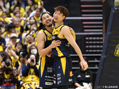 接戦を制し安堵の笑みを浮かべる宇都宮の遠藤祐亮と比江島慎［写真］＝B.LEAGUE