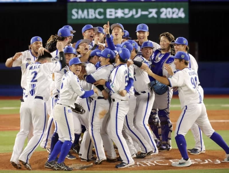 日本一を決めマウンドに駆け寄るＤｅＮＡナイン＝２０２４年１１月、横浜スタジアム